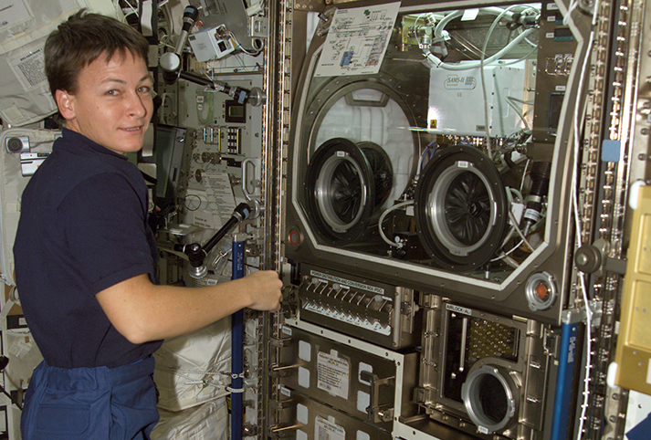 slide-Peggy_Whitson_works_near_the_Microgravity_Science_Glovebox-(1).jpg