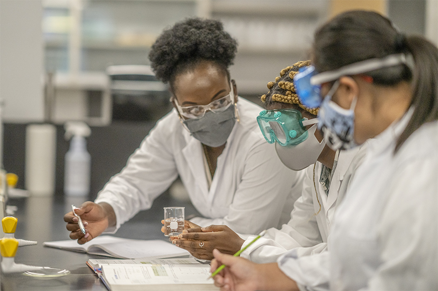 Students-in-lab-890x593.jpg Students-in-lab-890x593.jpg