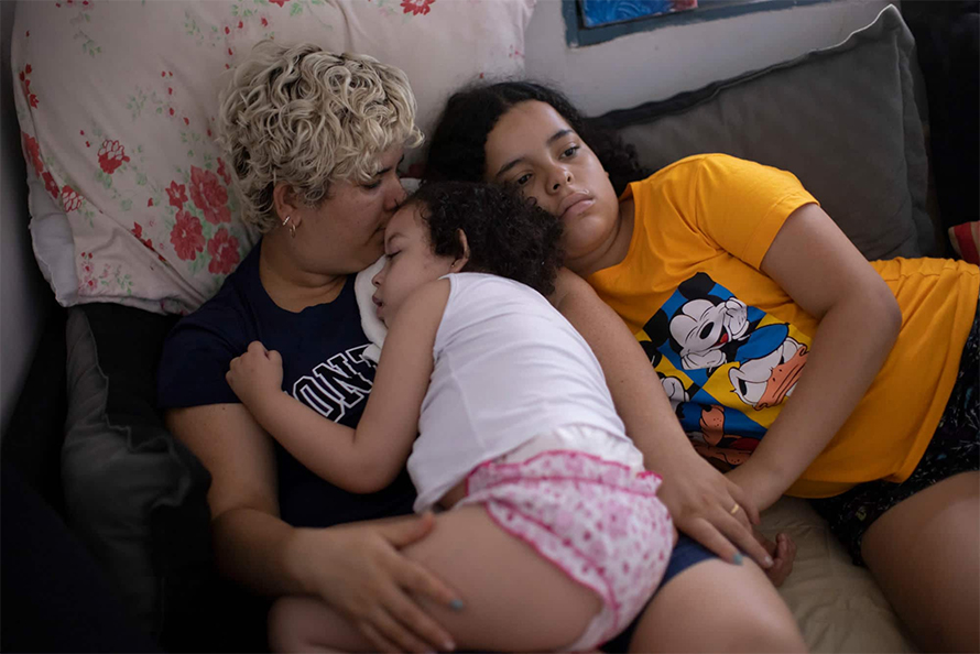 dos-Santos-with-daughters-890x594.jpg dos-Santos-with-daughters-890x594.jpg
