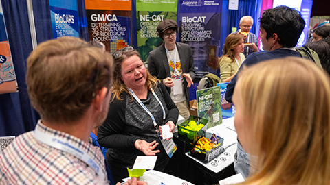 An exhibitor talking with a conference attendee