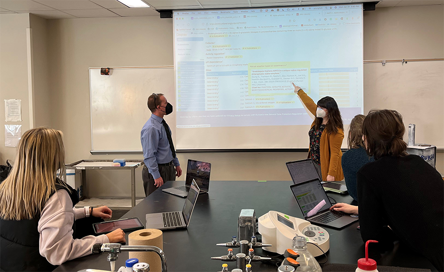 Chris Berndsen and Alyssa Young guide students on finding links to the scientific literature within the UniProt knowledgebase.