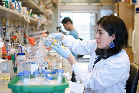 Susana Vasquez-Torres in a UW Medicine Institute for Protein Design laboratory, where she is working to develop new proteins with high-binding affinity and specificity to a variety of challenging biomarkers.