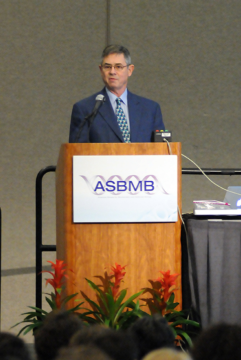 Don Voet speaks at the ASBMB annual meeting in 2012, the year he and Judy Voet received the American Society for Biochemistry and Molecular Biology Award for Exemplary Contributions to Education.